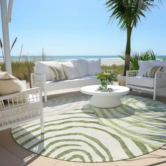 8' Artichoke Green And Fern Green Round Abstract Washable Indoor Outdoor Area Rug Photo 7