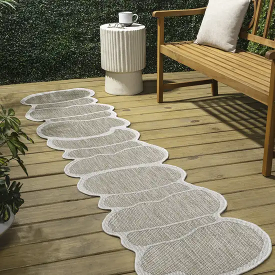 8' Beige And Cream Medallion Indoor Outdoor Runner Rug Photo 4