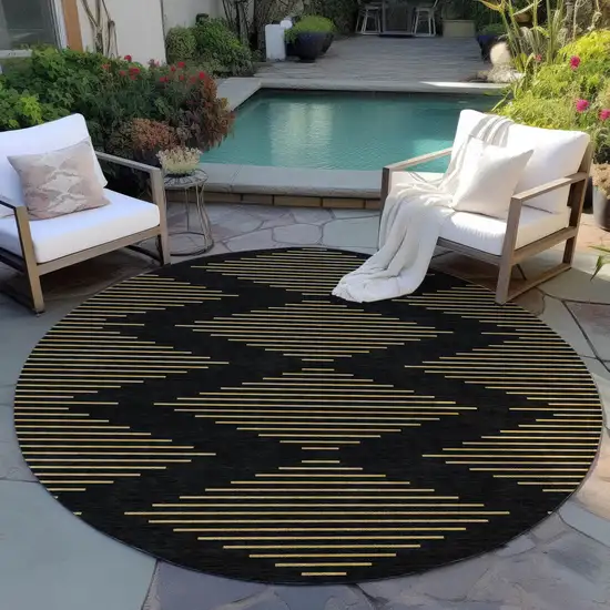 8' Black And Beige Round Geometric Washable Indoor Outdoor Area Rug Photo 7
