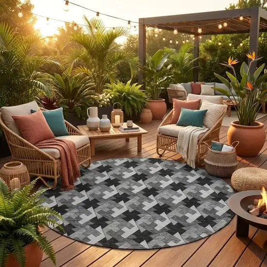 8' Black And Graphite Round Geometric Washable Indoor Outdoor Area Rug Photo 1