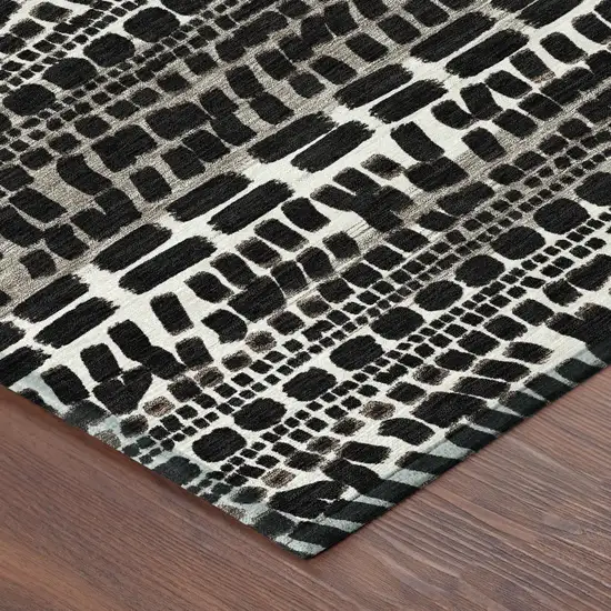 8' Black And Ivory Round Abstract Washable Indoor Outdoor Area Rug Photo 6