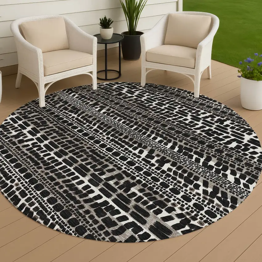 8' Black And Ivory Round Abstract Washable Indoor Outdoor Area Rug Photo 4