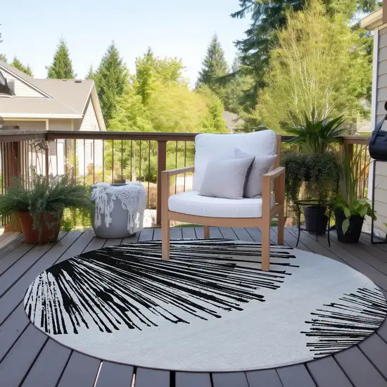 8' Black And Ivory Round Abstract Washable Indoor Outdoor Area Rug Photo 7