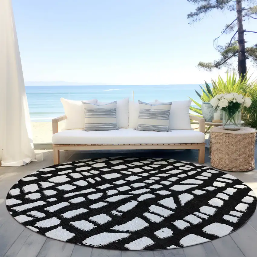 8' Black And Ivory Round Abstract Washable Indoor Outdoor Area Rug Photo 6