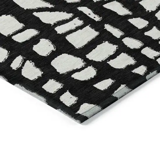 8' Black And Ivory Round Abstract Washable Indoor Outdoor Area Rug Photo 4