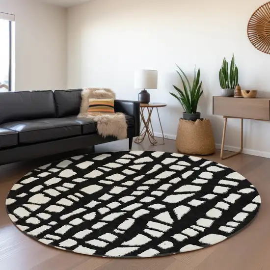 8' Black And Ivory Round Abstract Washable Indoor Outdoor Area Rug Photo 7