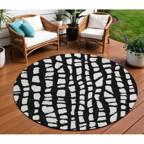 8' Black And Ivory Round Abstract Washable Indoor Outdoor Area Rug Photo 1