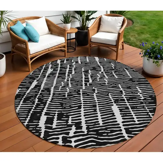 8' Black And Ivory Round Abstract Washable Indoor Outdoor Area Rug Photo 1