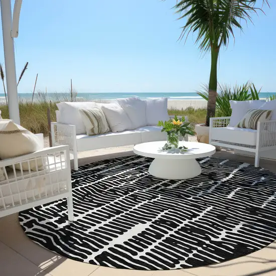 8' Black And Ivory Round Abstract Washable Indoor Outdoor Area Rug Photo 8