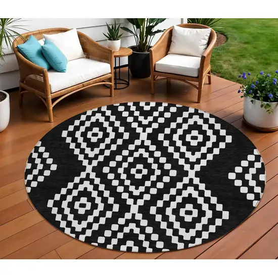 8' Black And Ivory Round Geometric Washable Indoor Outdoor Area Rug Photo 1
