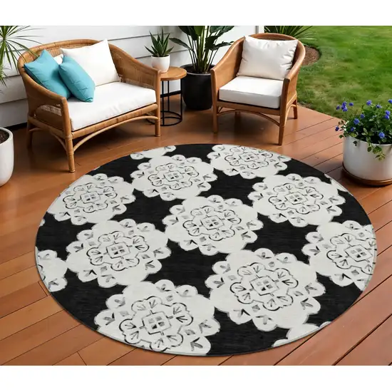 8' Black And Ivory Round Quatrefoil Washable Indoor Outdoor Area Rug Photo 1