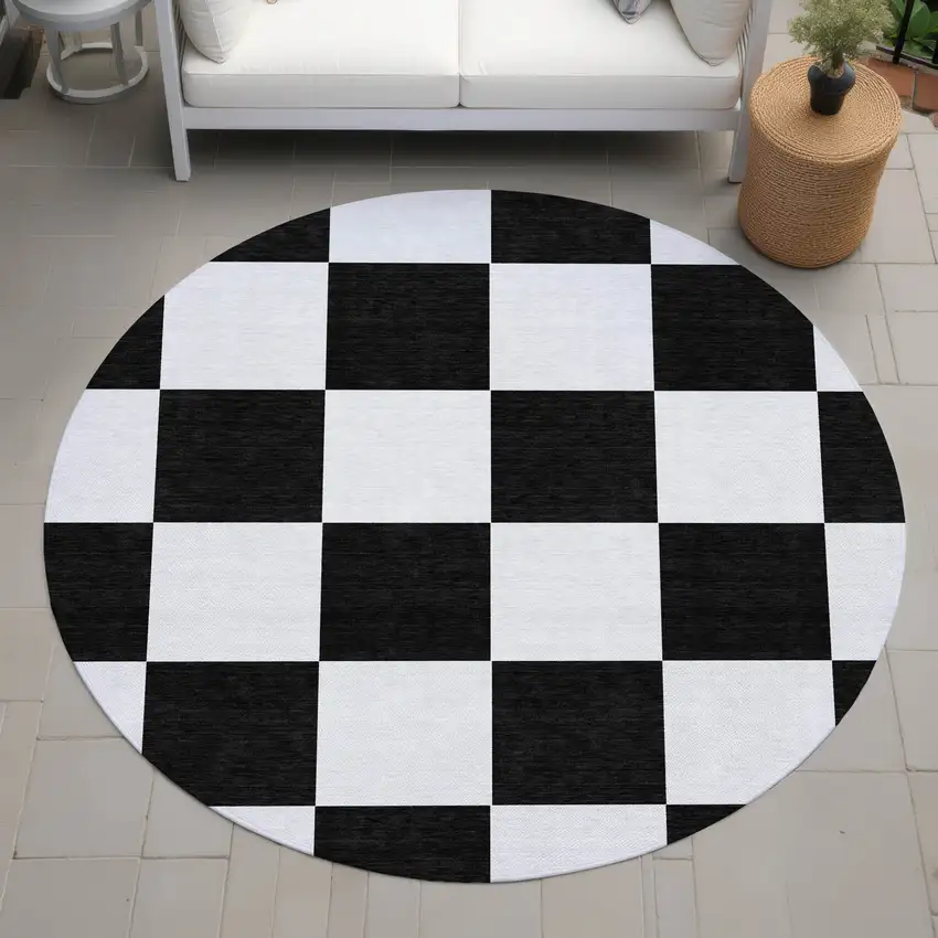 8' Black And White Round Geometric Washable Indoor Outdoor Area Rug Photo 7