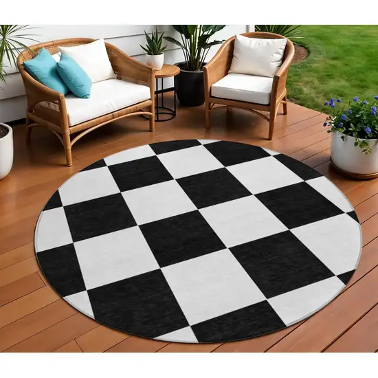 8' Black And White Round Geometric Washable Indoor Outdoor Area Rug Photo 1