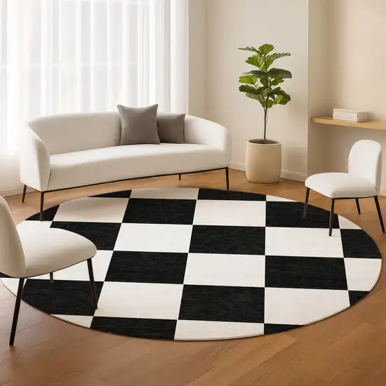 8' Black And White Round Geometric Washable Indoor Outdoor Area Rug Photo 8