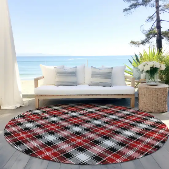 8' Black Red And White Round Plaid Washable Indoor Outdoor Area Rug Photo 5