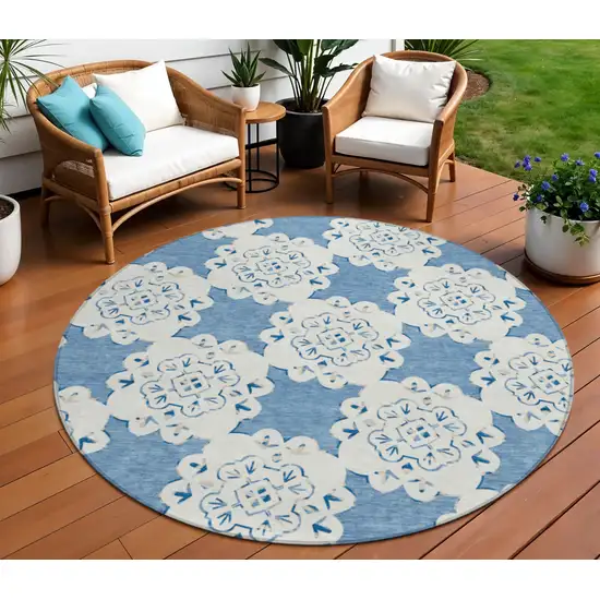 8' Blue And Ivory Round Quatrefoil Washable Indoor Outdoor Area Rug Photo 1