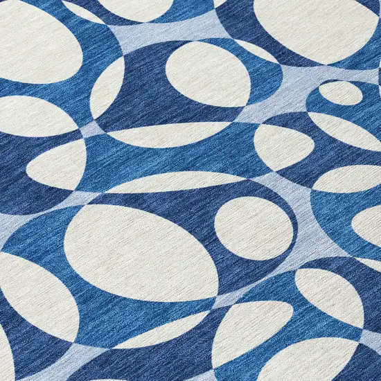 8' Blue And Navy Blue Round Abstract Washable Indoor Outdoor Area Rug Photo 7