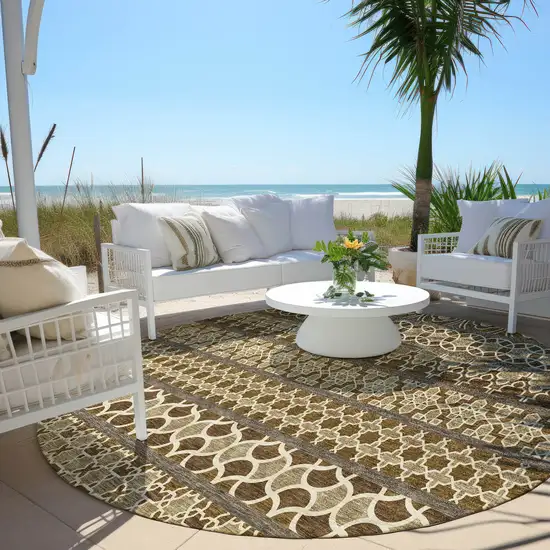 8' Brown And Taupe Round Quatrefoil Washable Indoor Outdoor Area Rug Photo 7