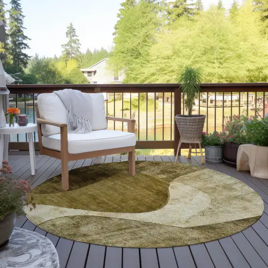 8' Brown Beige And Ivory Round Abstract Washable Indoor Outdoor Area Rug Photo 6