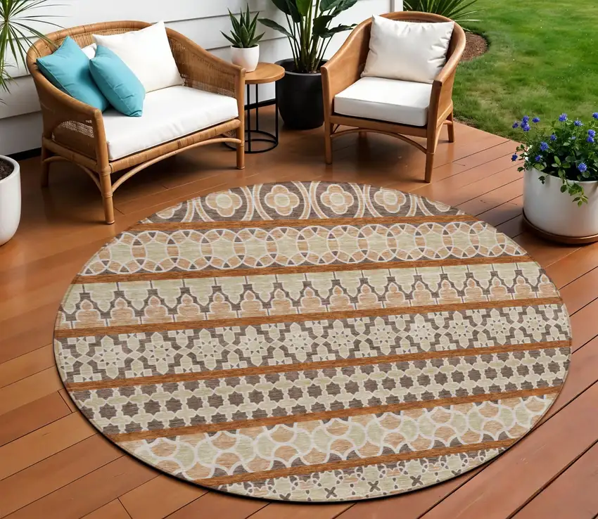 8' Chocolate And Taupe Round Quatrefoil Washable Indoor Outdoor Area Rug Photo 1