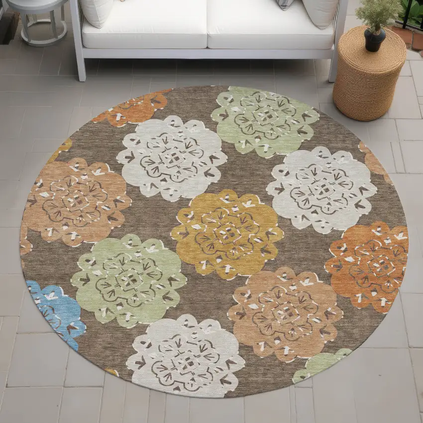 8' Chocolate Ivory And Copper Round Quatrefoil Washable Indoor Outdoor Area Rug Photo 9