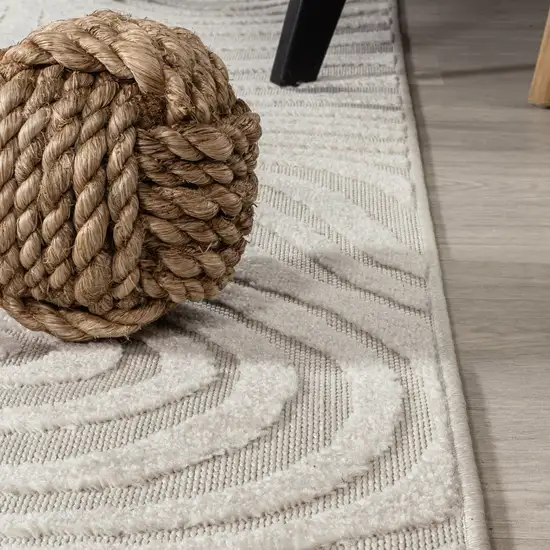 5' Cream And Ivory Round Abstract Indoor Outdoor Area Rug Photo 9