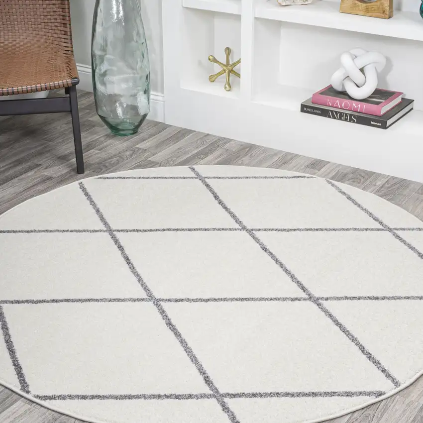 5' Diamond Round Rug Photo 5