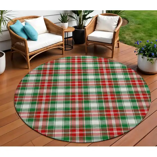 8' Emerald Red And White Round Plaid Washable Indoor Outdoor Area Rug Photo 2