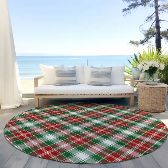 8' Emerald Red And White Round Plaid Washable Indoor Outdoor Area Rug Photo 5