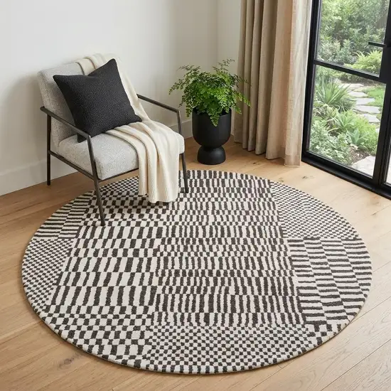 5' Gray And Beige Geometric Washable Round Rug With UV Protection Photo 1