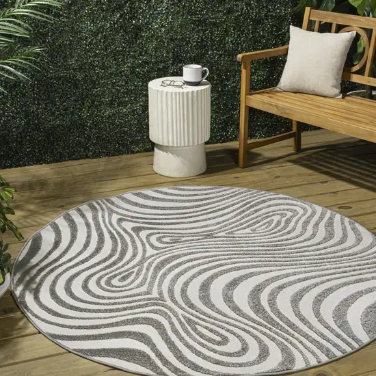 5' Gray And Ivory Round Abstract Indoor Outdoor Area Rug Photo 5