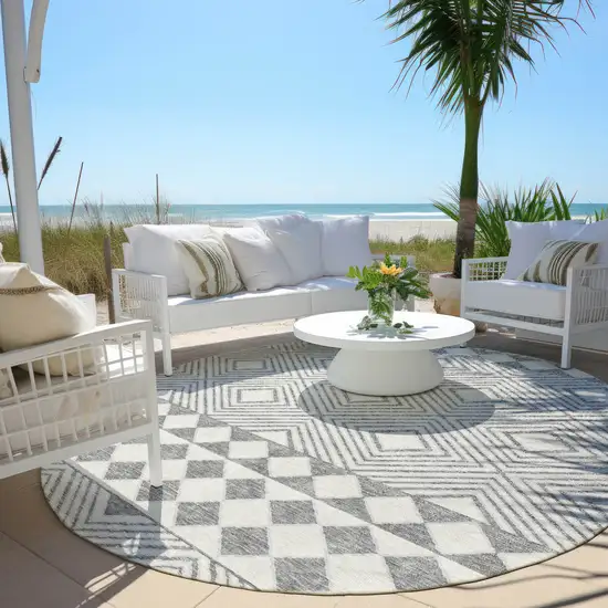 8' Gray And Ivory Round Geometric Washable Indoor Outdoor Area Rug Photo 5