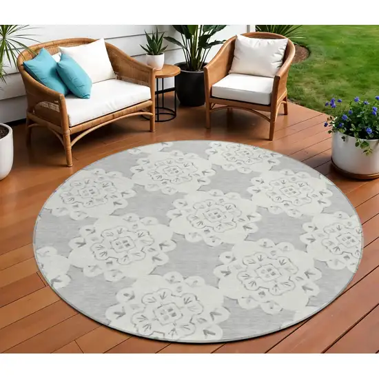 8' Gray And Ivory Round Quatrefoil Washable Indoor Outdoor Area Rug Photo 1