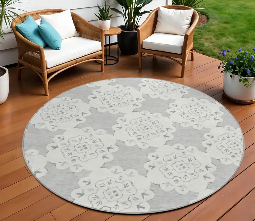 8' Gray And Ivory Round Quatrefoil Washable Indoor Outdoor Area Rug Photo 1
