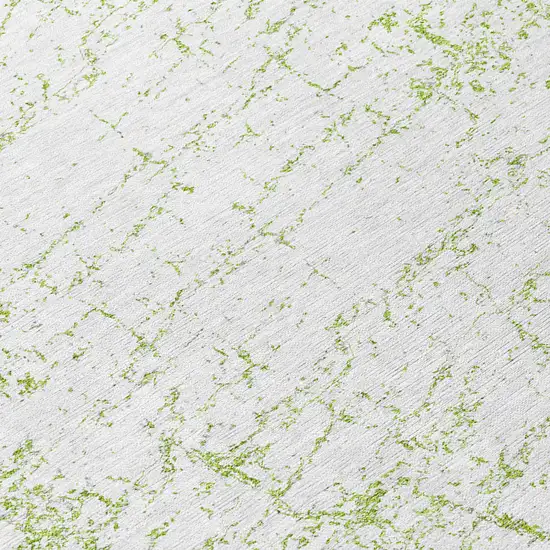8' Green And Ivory Round Abstract Washable Indoor Outdoor Area Rug Photo 7