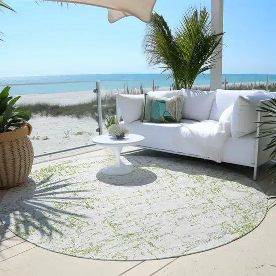 8' Green And Ivory Round Abstract Washable Indoor Outdoor Area Rug Photo 5