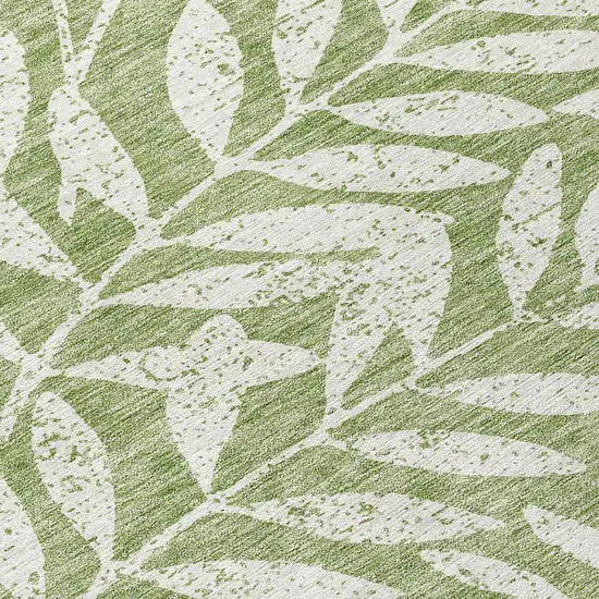8' Green And Ivory Round Floral Washable Indoor Outdoor Area Rug Photo 8