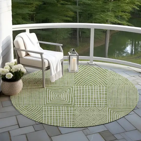 8' Green And Ivory Round Geometric Washable Indoor Outdoor Area Rug Photo 7