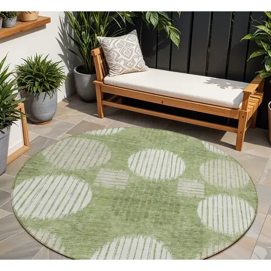 8' Green And Ivory Round Geometric Washable Indoor Outdoor Area Rug Photo 1