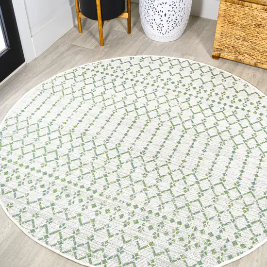 5' Green And Ivory Round Trellis Indoor Outdoor Area Rug Photo 4