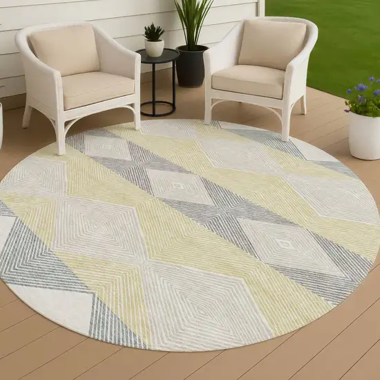 8' Ivory And Gray Round Geometric Washable Indoor Outdoor Area Rug Photo 4