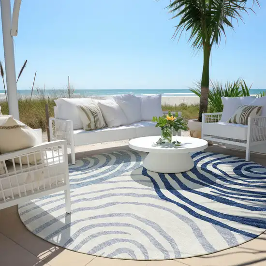 8' Ivory And Navy Blue Round Abstract Washable Indoor Outdoor Area Rug Photo 6