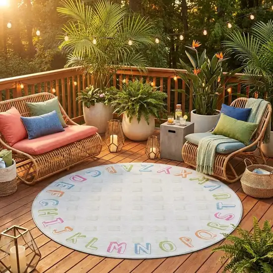 8' Ivory And White Round Geometric Washable Indoor Outdoor Area Rug Photo 1