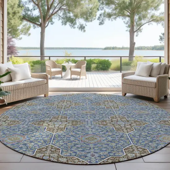 8' Navy Blue And Chocolate Round Quatrefoil Washable Indoor Outdoor Area Rug Photo 4