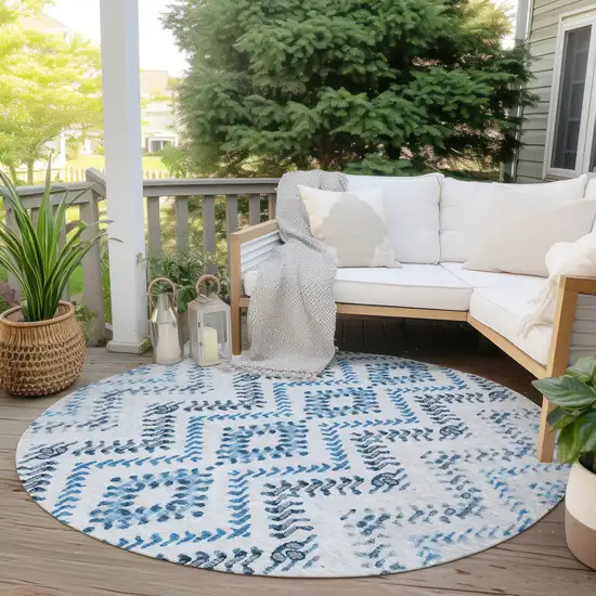 8' Navy Blue And Denim Blue Round Geometric Washable Indoor Outdoor Area Rug Photo 5
