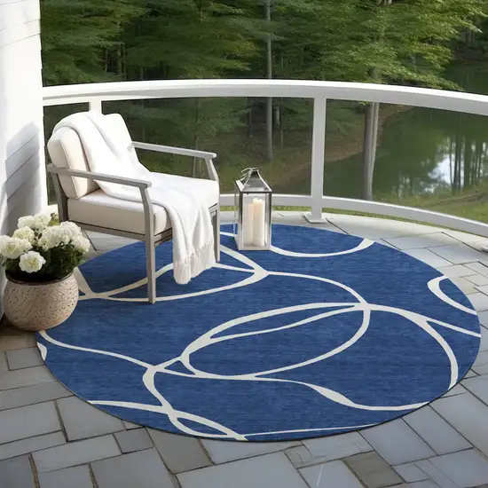 8' Navy Blue And Ivory Round Abstract Washable Indoor Outdoor Area Rug Photo 7