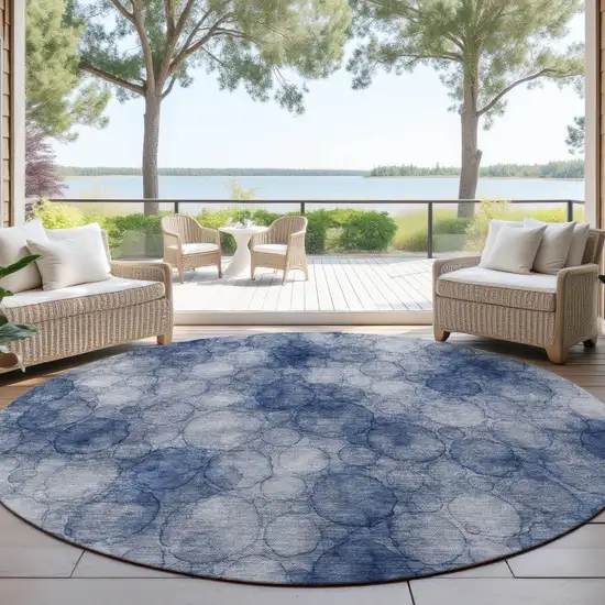 8' Navy Blue And Ivory Round Abstract Washable Indoor Outdoor Area Rug Photo 4