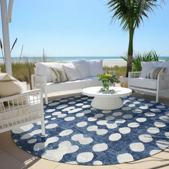 8' Navy Blue And Ivory Round Abstract Washable Indoor Outdoor Area Rug Photo 6