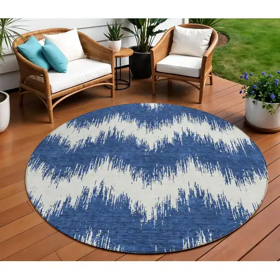 8' Navy Blue And Ivory Round Chevron Washable Indoor Outdoor Area Rug Photo 1