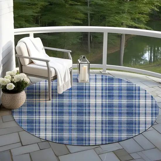 8' Navy Blue And Ivory Round Plaid Washable Indoor Outdoor Area Rug Photo 5